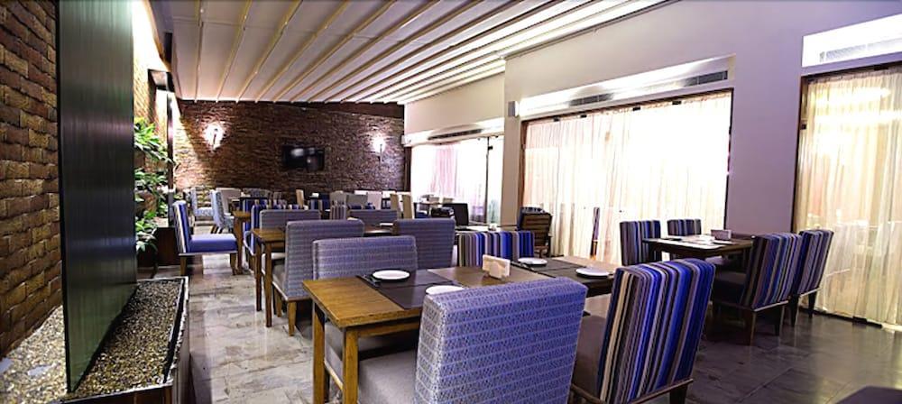 The J Hotel & Spa Бейрут Экстерьер фото